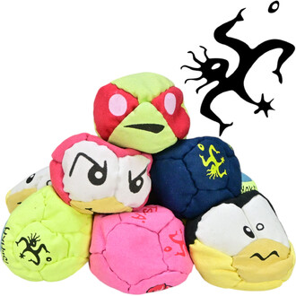 Un empilement de 24 balles de jonglage TSHAKA de différentes couleurs, avec des visages amusants et des expressions variées. Les balles sont colorées en jaune, rose, bleu et vert, et affichent des motifs ludiques. À l'arrière-plan, un logo stylisé d'un lé