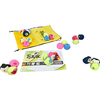 Kit pédagogique 24 TSHAKA avec un sac jaune et un manuel d'activité. Des balles colorées sont dispersées autour du sac, incluant des balles roses, jaunes, bleues et vertes. Le manuel d'activité est visible en dessous, avec des illustrations et le texte MA