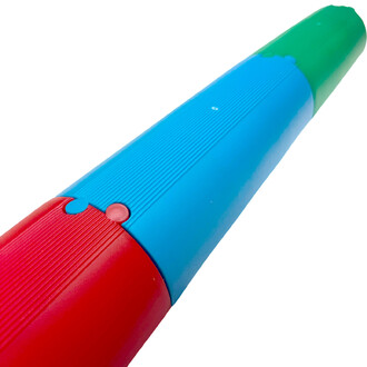 Image d'un kit de poutres au sol présentant un tube de jonglage multicolore en rouge, bleu et vert, avec une surface lisse et texturée, montrant un raccord entre les sections.