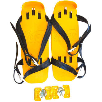 Kit di solette Actoy: coppia di gusci in plastica gialla con cinturini neri regolabili e fibbie in metallo, accompagnati da piccoli componenti di montaggio gialli e viti.