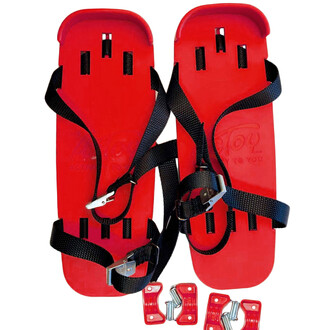 Suola Actoy rossa con cinturini neri e fibbie in metallo, kit di fissaggio e piccole parti visibili sul fondo.