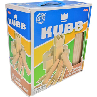Boîte de jeu Kubb, intitulée KUBB, avec un design coloré en bleu, jaune et vert, présentant des motifs de pièces de jeu en bois. La boîte comporte une poignée sur le dessus et des instructions indiquant Take it outside for some outdoor action! sur le côté