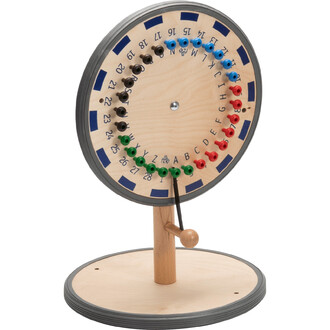 Roulette en bois avec un plateau circulaire, comportant des compartiments de différentes couleurs : rouge, bleu, noir et vert, disposés en cercle autour d'une série de chiffres et de lettres. Un manivelle en bois est attachée au centre, permettant de fair