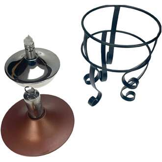 Lampe à huile torchière avec tête argentée et cheminée, socle rond cuivré et cadre décoratif en métal noir composé de cercles et de spirales.