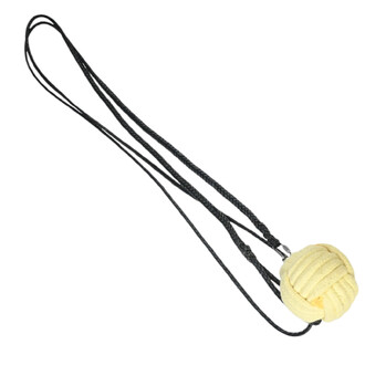 Rope Dart Large Monkey Fist, composé d'une boule jaune en corde avec un design tressé, reliée à deux cordes noires.