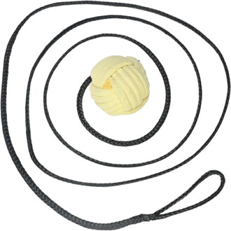Cordage enroulé avec une tête en forme de balle en jaune, représentant un Monkey Fist Rope Dart, positionné sur fond clair. Le cordage est noir et présente une texture tressée, tandis que la balle est composée de plusieurs couches de corde nouées.