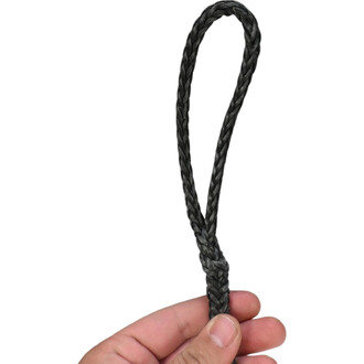 Corde de jonglerie Monkey Fist, tenue à la main, composée de fils tressés de couleur noire et grise, avec une boucle à l'extrémité.