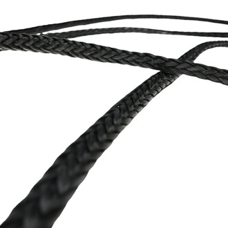 Corde enroulée en noir, présentant une texture tressée complexe, utilisée pour un matériel de jonglerie, avec plusieurs segments croisés sur un fond blanc.