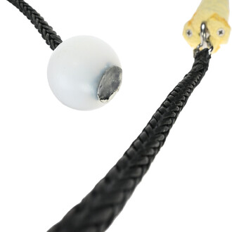 Bolas Feu Snake Large avec une boule en plastique blanc et noir, attachée à une corde tressée noire, vue en gros plan.