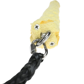 Vue rapprochée d'une bola de feu Snake Large, montrant le haut de l'ustensile avec une finition jaune texturée, des vis en métal et un anneau en acier pour une fixation sécurisée. La tige est attachée à une corde noire tressée.