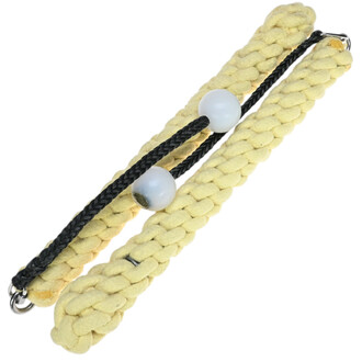 Bolas de jonglage de feu de type Snake Large, composées de deux cordes tressées jaunes avec des perles blanches, reliées par une tresse noire.