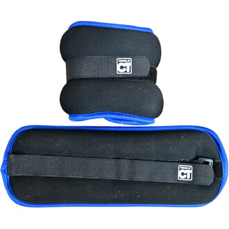 L'image montre un set de lestes pour chevilles et poignets, composé de deux poids. Les poids sont recouverts d'un matériau noir avec des finitions bleu vif. Le poids plus petit a une sangle de fermeture noire, tandis que le poids plus grand présente une s