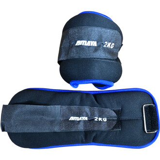 Leste Chevilles et Poignets de la marque Amaya, poids de 2 kg, avec une finition en néoprène noir et des bordures bleues. Les lests sont présentés sur un fond blanc, avec un lest pour les chevilles en forme de chiffre et un pour les poignets, chaque éléme