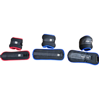 L'image montre un ensemble de lests de chevilles et de poignets de différentes tailles et couleurs. À gauche, deux lests de couleur rouge et noir sont de petite taille. Au centre, deux lests de taille moyenne de couleur noire et bleue sont présentés, suiv