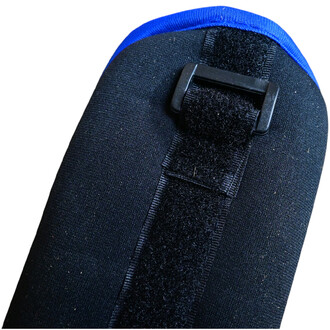 Image d'un leste pour chevilles et poignets, montrant une texture noire avec une finition bleue en haut. On aperçoit également une bande velcro et un clip noir pour un ajustement sécurisé.