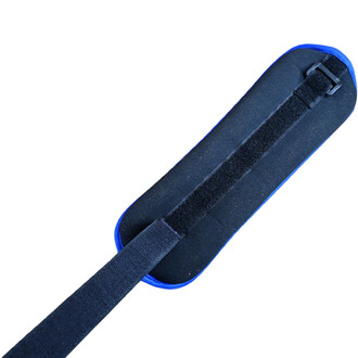 Leste pour chevilles et poignets noir avec des bordures bleues, présentant une surface en néoprène avec des bandes velcro pour un maintien sécurisé.