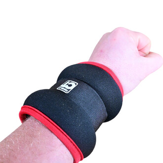 Poignet portant un lest de cheville, noir avec des accents rouges, mettant en avant la texture et le design confortable du produit.