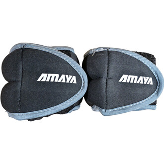 Paires de lests de poignet Amaya, en tissu noir avec un renfort grisé et logo blanc, montrant un design ergonomique destiné à améliorer les performances en jonglerie.