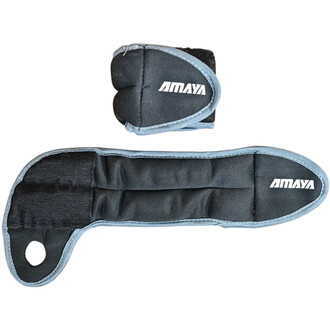 L'image montre un leste de poignet de la marque Amaya, incluant un poids principal long et un poids plus petit. Les deux poids sont recouverts d'un tissu noir avec des accents bleus, et le logo Amaya est visible sur chaque pièce. Le leste est conçu pour s