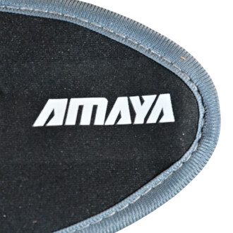 Logo de la marque Amaya sur un fond noir, avec des contours gris.