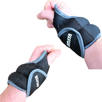 L'image montre des lests de poignet noirs et gris, portés sur des poignets humains. Les lests sont de forme ergonomique, avec une partie rembourrée pour le confort. Le design est moderne, incluant des fermetures en velcro pour un maintien ajusté. Les main