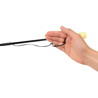 Main tenant une poignée noire de levistick avec dragonne de sécurité, mèche en kevlar jaune enroulée à l'extrémité.