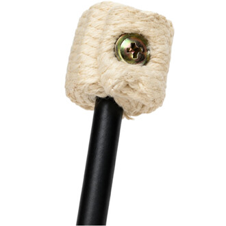Gros plan sur l'extrémité d'un levistick Feu Threeworlds, montrant une mèche en coton tressé blanc fixée par une vis cruciforme sur un manche en aluminium noir.