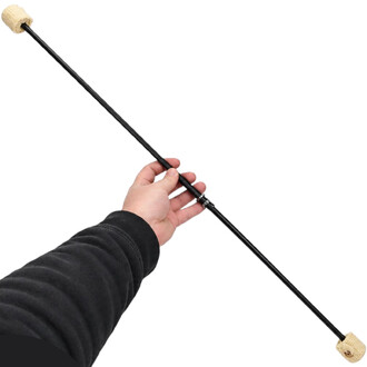 Main tenant un levistick de feu Threeworlds par le milieu, tige noire avec mèches en kevlar aux deux extrémités.