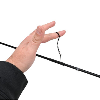 Main d'une personne portant un anneau de retenue relié par un cordon à un levistick noir Threeworlds, illustrant le système de sécurité du bâton de feu.