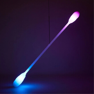 Bâton lumineux Levistick Lumi Pro LED dans une ambiance sombre, avec des éclairages LED variant du bleu au violet, montrant la fluidité et la légèreté de l'accessoire de jonglerie.