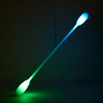 Le Levistick Lumi Pro LED est représenté en position diagonale, émettant des lumières LED colorées. Les extrémités sont illuminées en bleu et en vert, tandis que le corps est translucide et s'étend sur toute la longueur de l'objet. Le fond est sombre, ce