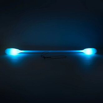 Levistick Lumi Pro LED, bâton de jonglerie lumineux émettant une lumière bleue, avec des extrémités éclatantes et une tige transparente, présenté sur un fond sombre.