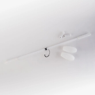 Image du Levistick Lumi Pro LED, comprenant une baguette blanche, deux embouts blancs, un câble noir et deux pièces supplémentaires. Le tout est présenté sur un fond clair.