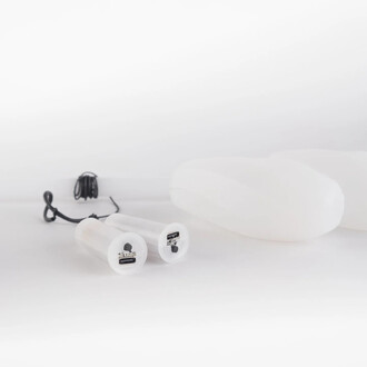 Deux tubes transparents avec des ports USB, accompagnés d'un câble noir, et un accessoire LED en forme arrondie, le tout sur un fond blanc.