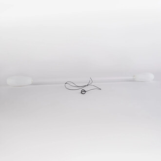 Le Levistick Lumi Pro LED se compose d'une tige translucide et allongée avec des extrémités en forme de boule, accompagnée d'un fil noir et d'un anneau. L'ensemble repose sur un fond clair.