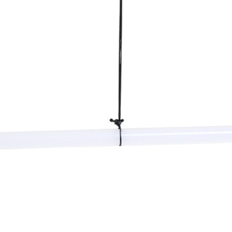 Bâton de jonglage Levistick Lumi Pro LED suspendu par un fil noir, sur fond blanc.