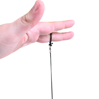 Main tenant un Levistick Lumi Pro LED, avec un cordon noir suspendu, sur fond blanc.