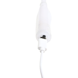 Vue rapprochée du Levistick Lumi Pro LED, mettant en évidence sa structure en plastique transparent avec une partie lumineuse et un connecteur blanc attaché à un câble.