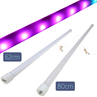 Levitick lumineux de Juggle Dream : image présentant deux tiges lumineuses. La tige supérieure mesure 62 cm et présente des lumières colorées, tandis que la tige inférieure mesure 80 cm et est blanche avec des embouts de protection. Les deux tiges sont di