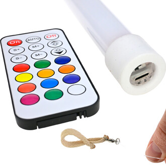 Télécommande colorée et levistick lumineux avec embout blanc sur fond clair, un fil et un support en corde.