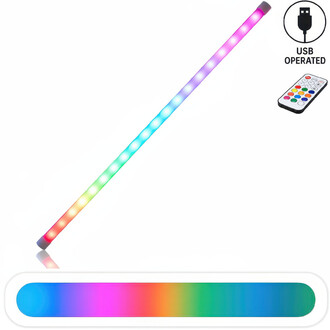 Levistick lumineux de Juggle Dream, présenté comme une tige transparente avec des LED multicolores intégrées, illuminant dans des teintes vives. Inclus, une télécommande pour contrôler les couleurs et les effets. Le tout est mis en valeur sur un fond blan