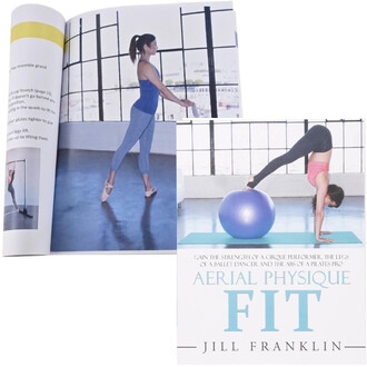 Couverture du livre Aerial Physique FIT de Jill Franklin montrant une danseuse en tenue bleue dans un studio et une autre silhouette effectuant un handstand sur un ballon de fitness.