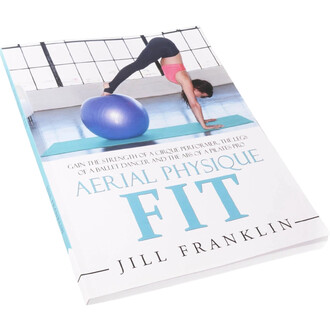 Couverture du livre Aerial Physique FIT de Jill Franklin: une femme en leggings noirs et top rose effectuant un exercice sur un tapis bleu avec une grande balle d’exercice bleue dans une salle lumineuse.