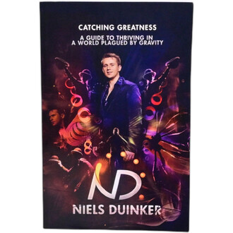 Couverture du livre Catching Greatness de Niels Duinker, présentant le titre en haut sur fond sombre avec des graphismes colorés et dynamiques, incluant des silhouettes de jongleurs et des éléments de jonglerie. L'auteur est visible au centre de l'image, 