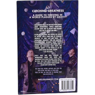 Livre Catching Greatness de Niels Dunker, présenté avec une couverture arrière démontrant une description de son contenu. Le texte évoque des thèmes de succès, de surmonter les obstacles et d'atteindre l'excellence, avec une image d'un homme en tenue élég