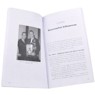 Livre ouvert présentant le chapitre 3 intitulé Successful Influences, avec une photo en noir et blanc de deux personnes tenant un magazine. Le texte à droite continue la discussion sur leurs influences.