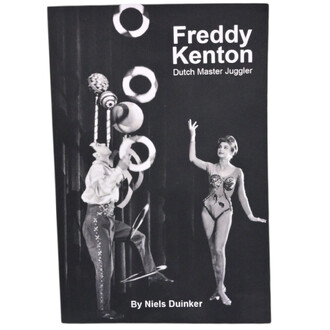 Livre Freddy Kenton - Dutch Master Juggler avec une couverture en noir et blanc, représentant un jongleur en costume avec des bâtons et des cerceaux, et une femme en tenue de scène. Le titre et l'auteur sont indiqués en haut et en bas de la couverture.
