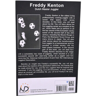 Couverture arrière du livre Dutch Master Juggler de Freddy Kenton, avec un fond noir et une photo en noir et blanc de ballons de football en train d'être jonglés, accompagnée de texte décrivant la carrière et la vie de Freddy Kenton.
