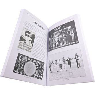 Livre ouvert présentant des pages consacrées à Showtime, avec des images en noir et blanc d'une distribution de spectacle et une affiche de spectacle.