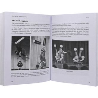 Livre ouvert montrant une double page en noir et blanc sur les jongleurs: à gauche, le titre The Foot Jugglers et deux photos de jongleurs utilisant les pieds; à droite, une photo de groupe sur scène avec des balles en l’air et une légende The 3 Colimas.